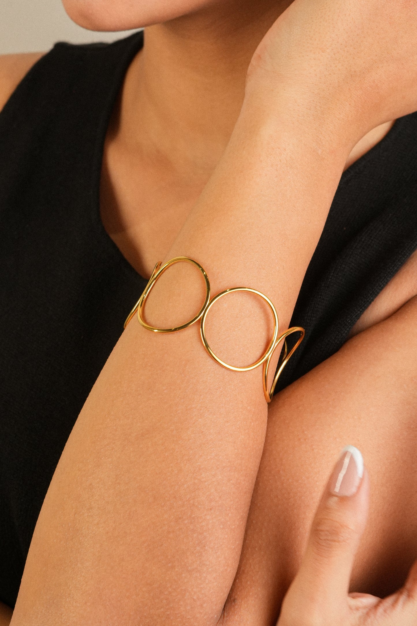 The round cuff bangle