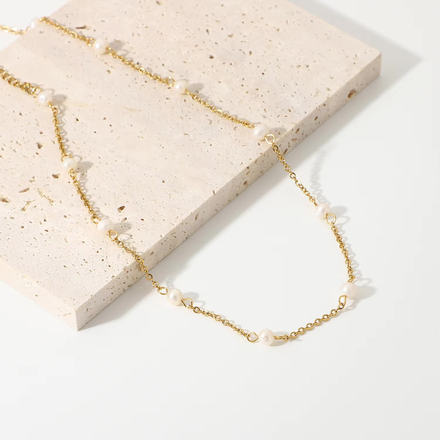Classic pearl choker necklace